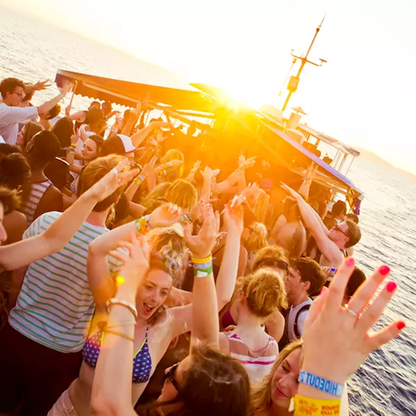 Una fiesta en barco con muchas personas a bordo