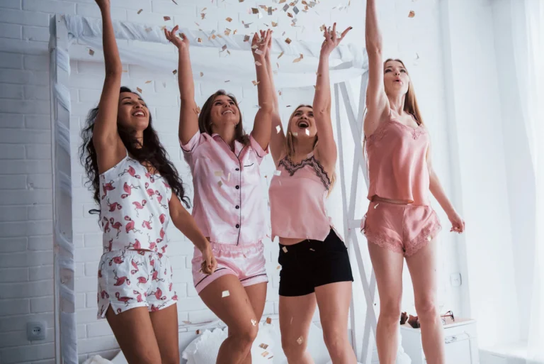 Cosas para hacer en una despedida de soltera chicas saltando y tirando confeti